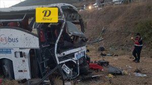 تركيا.. إصابة 14 شخصا إثر صدم شاحنة حافلتهم