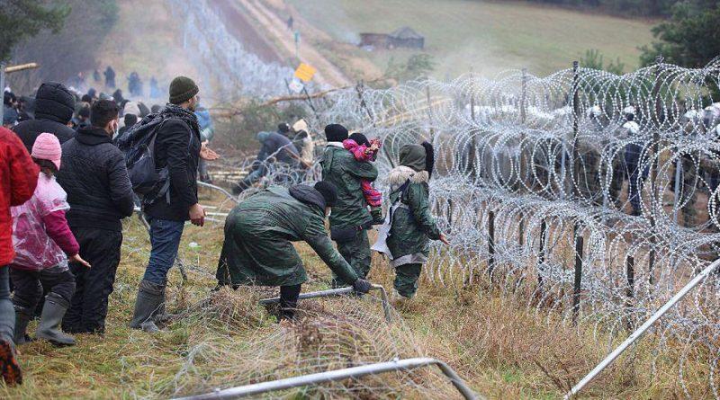 تعتزم السلطات البولندية استكمال بناء سياج جديد على الحدود مع بيلاروس بحلول منتصف السنة المقبلة.