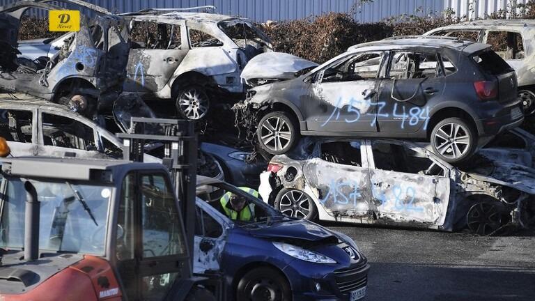 فرنسا.. إحراق أكثر من 850 سيارة ليلة رأس السنة واعتقال أكثر من 400 شخص