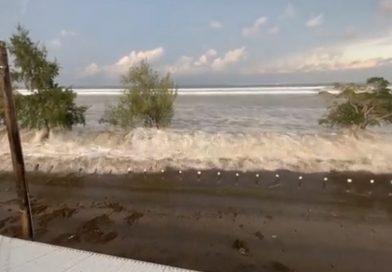 بالفيديو.. أمواج البحر تقتحم منازل تونغا وتحذير من "تسونامي"