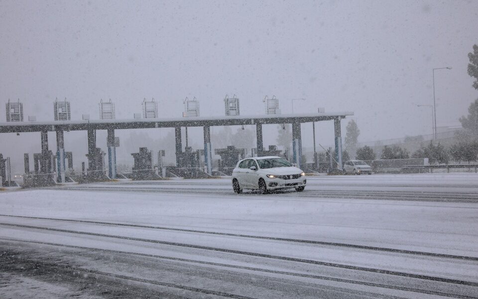 اضطراب في حركة المرور بسبب الثلوج على طول طريق أثينا-لاميا السريع