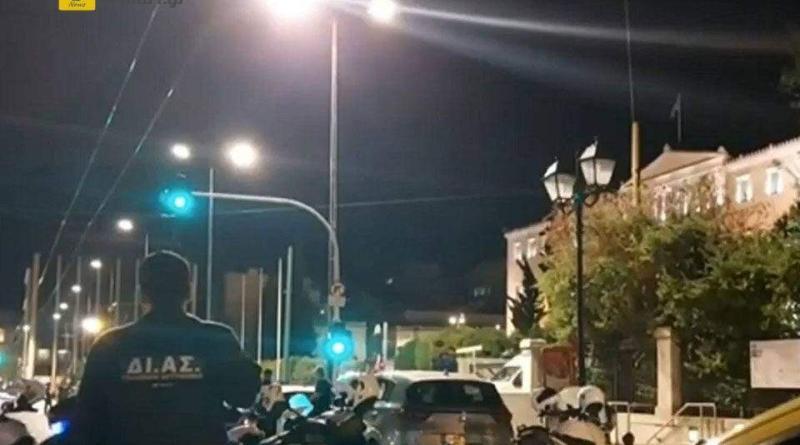 القبض على رجل يحمل بندقيته أمام البرلمان اليوناني