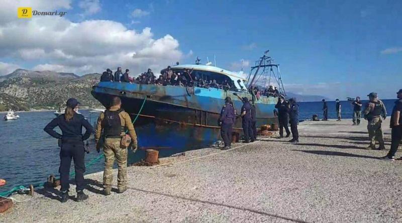 تم سحب وإنقاذ سفينة تحمل 430 مهاجراً قبالة جزيرة كريت – صور