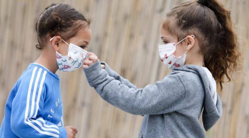 يحث أطباء الأطفال في اليونان على إعادة أقنعة الوجه إلى الأماكن المغلقة بسبب سلالة طافرة BQ.1
