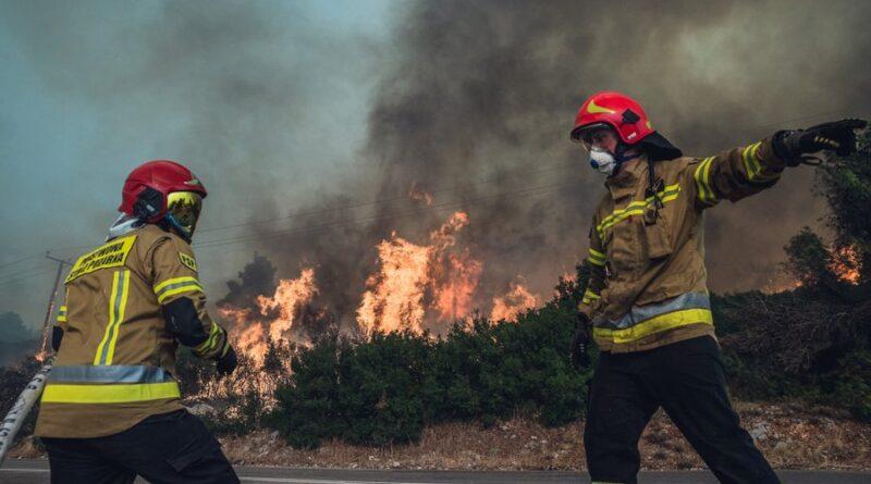 بولندا ترسل: 149 رجلاً و 49 مركبة إطفاء لمكافحة حرائق الغابات المدمرة في اليونان