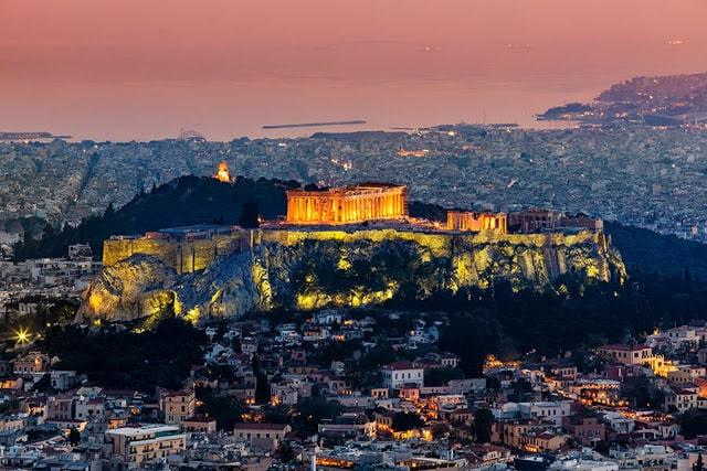 تحول اليونان إلى قواعد جديدة للإيجارات قصيرة الأجل على منصات مثل Airbnb : وتغييرات قانونية وفرض ضرائب على المساكن
