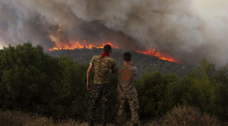 اليونان.. النيران تلتهم المنازل والغابات بينما تخرج حرائق الغابات التي خلفت 20 قتيلاً في اليونان عن السيطرة - صور
