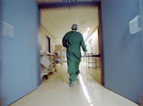 انهيار محتمل: استقالات أطباء اليونان تضع النظام الصحي في حالة تأهب