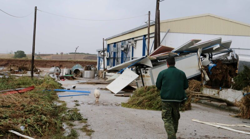 العاصفة دانيال تخلف مأساة في اليونان وتسفر عن مقتل شخصين وفقد ثلاثة وحصار الآلاف في المنازل التي غمرتها المياه