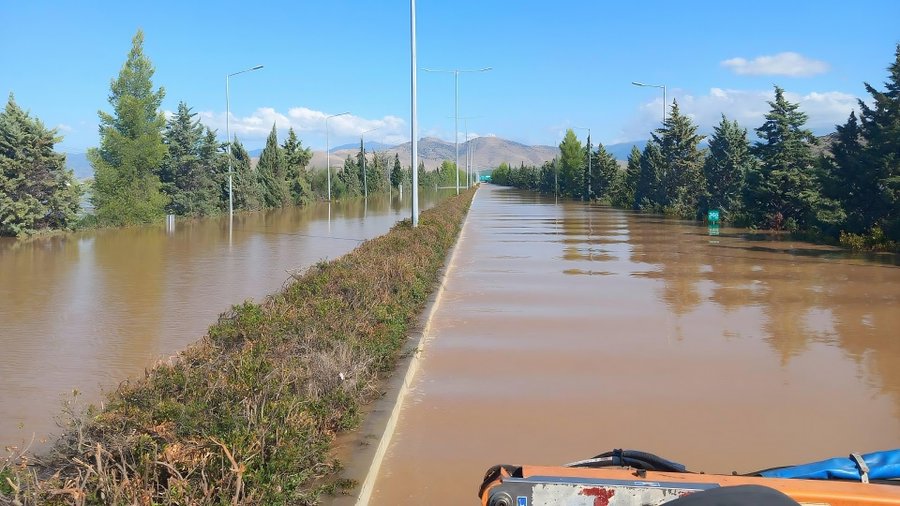 الفيضانات: الطريق السريع بين أثينا وثيسالونيكي لا يزال مغموراً بالمياه ( صور- فيديو )